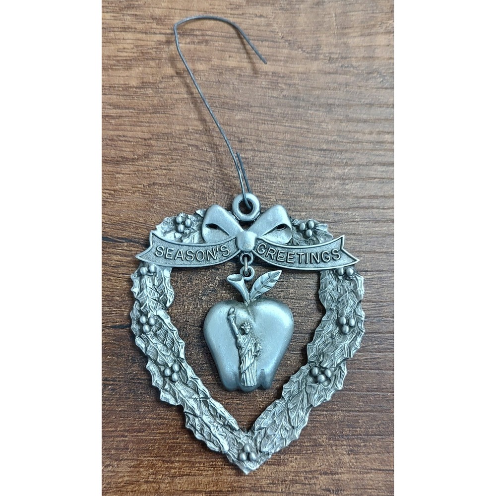 New York City Ornament Big Apple Souvenir Statue Of Liberty Heart Shaped Wreath